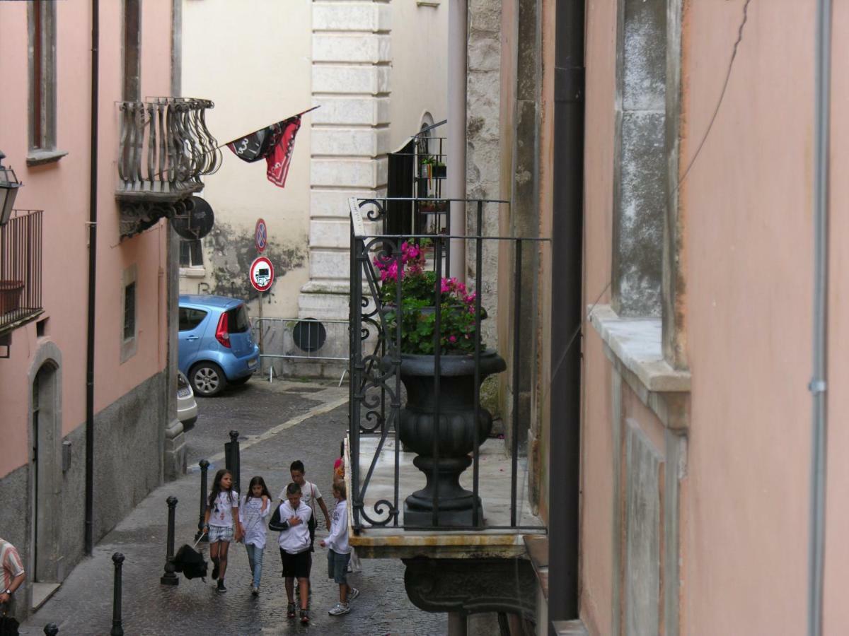 Palazzo Salini - Appartamento Familiare Sulmona Rum bild